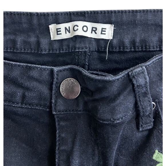 Encore Black Embroidered Flowers Jean Shorts Sz 7 Cuffed Stretch 2.5" Inseam - Picture 4 of 7